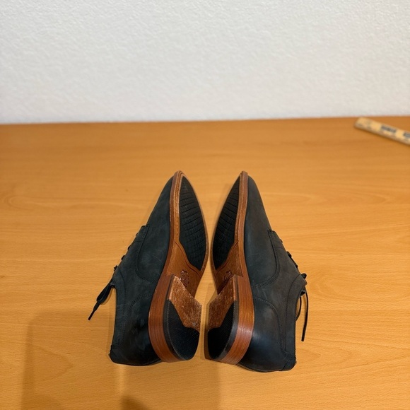 Cole Haan Black Leather Oxford Shoes with Lace-Up Design - Picture 4 of 7